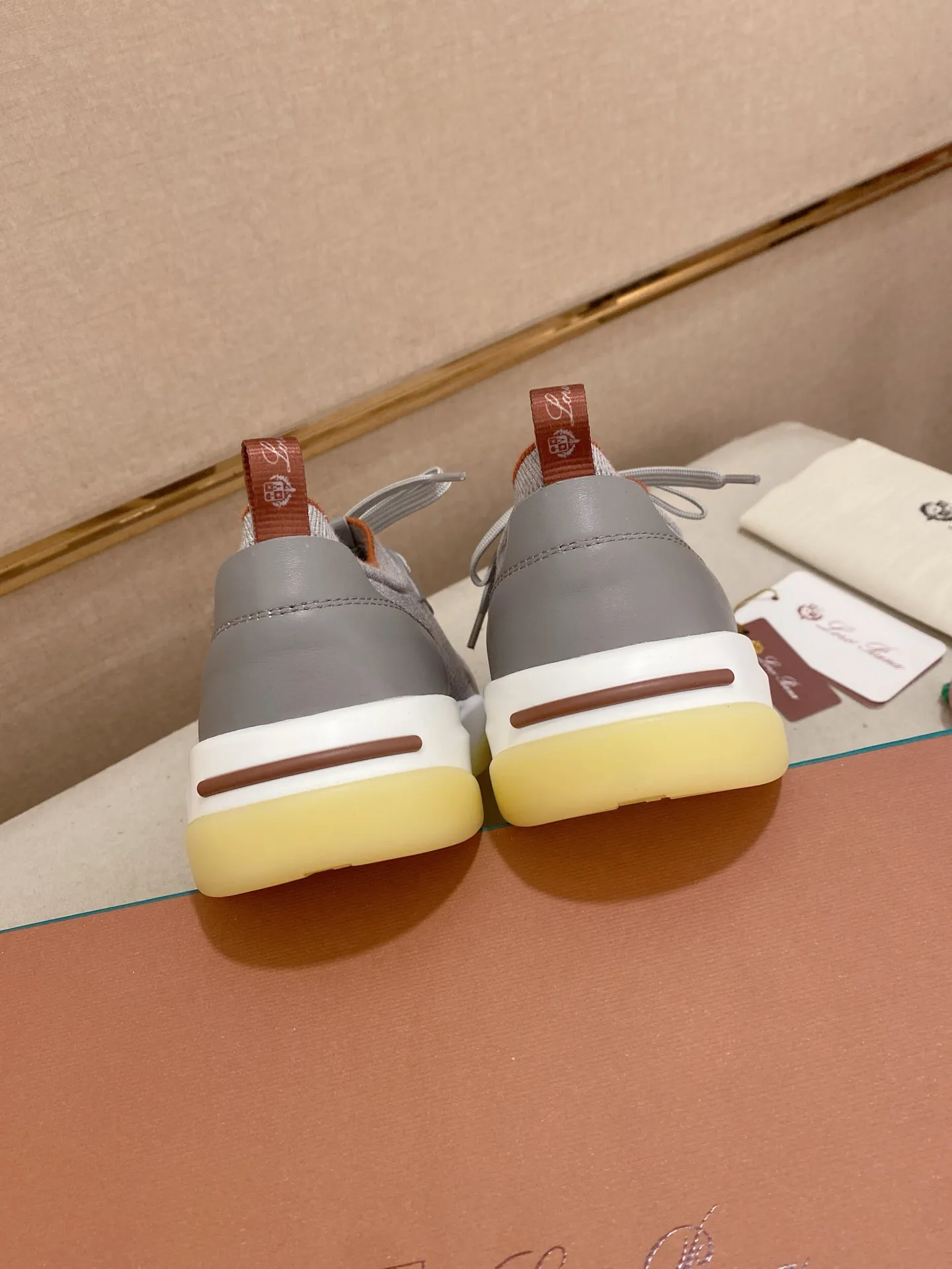 Men's shoes💰: 540💰🔥𝐥𝐨𝐫𝐨 𝐏𝐢𝐚𝐧𝐚 lp classic loafers, an Italian treasure brand, the only brand that can match Hermès! Only after wearing it do we realize that we can’t live up to our feet. The upper is made of imported first-layer cowhide with breathable fly-knit fabric, water-dyed cowhide foot pads, and the official original glass rubber outsole and pendant. Exclusive original packaging (tag ➕ brand paper ➕ outer box ➕ hand bag) code number: 38-44. Can be customized 45-46